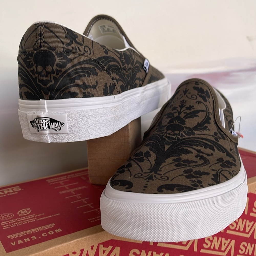Vans WMNS Classic Slip-On
Skull Tapestry Grape Leaf
VN0A5A080FI
Sneakers - Picture 11 of 16